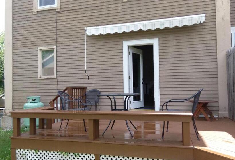 سوییت لوکس, Coast Village Inn & Cottages