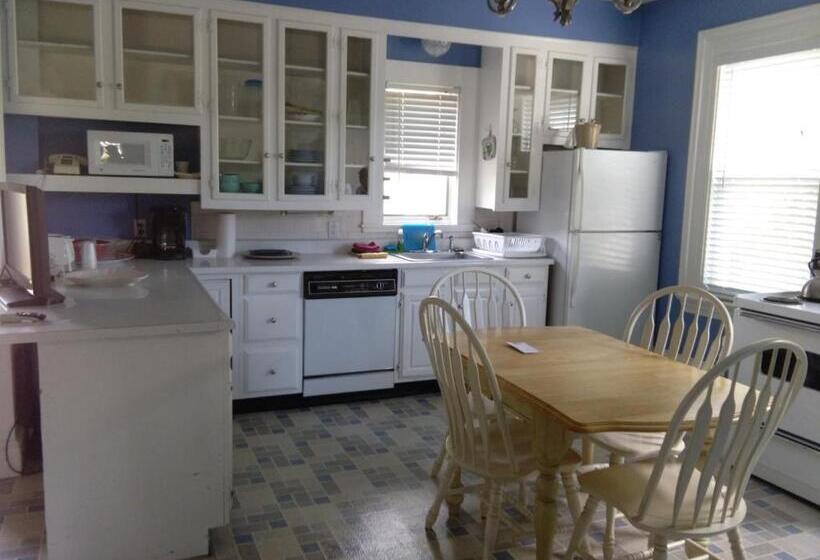 سوییت لوکس, Coast Village Inn & Cottages