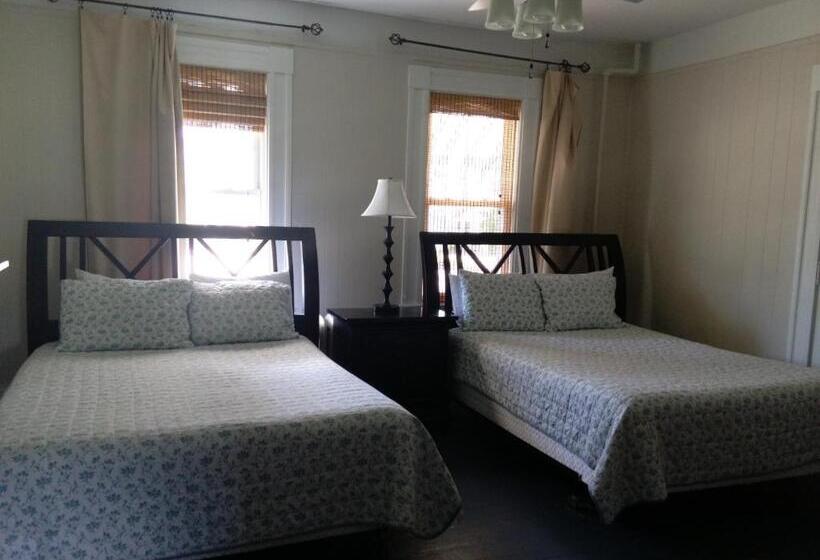 سوییت لوکس, Coast Village Inn & Cottages