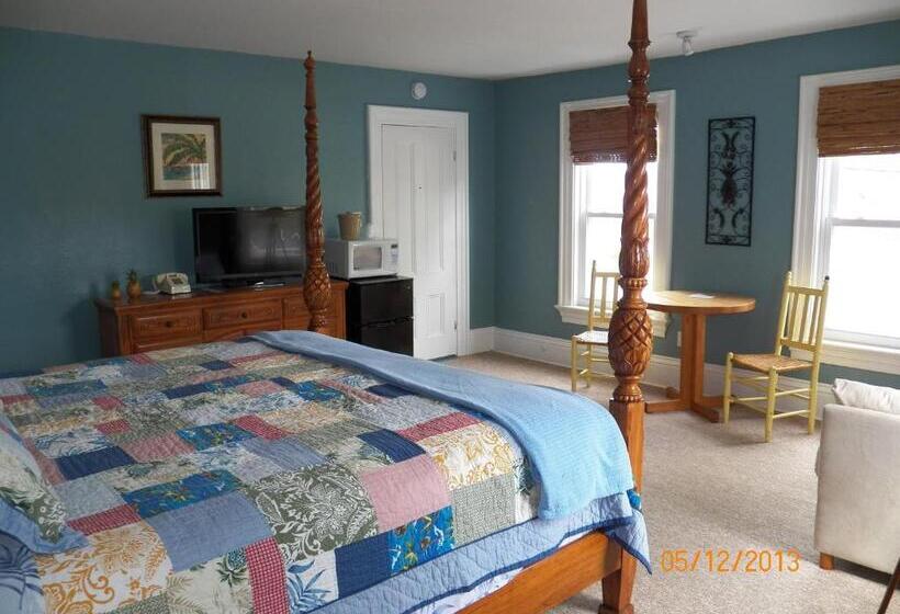 سوئیت با تخت بزرگ, Coast Village Inn & Cottages