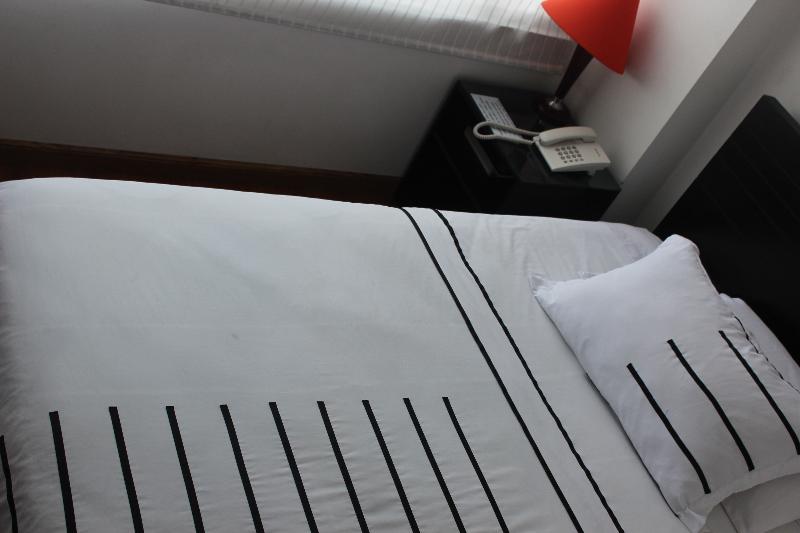 标准单人间, Real Estacion