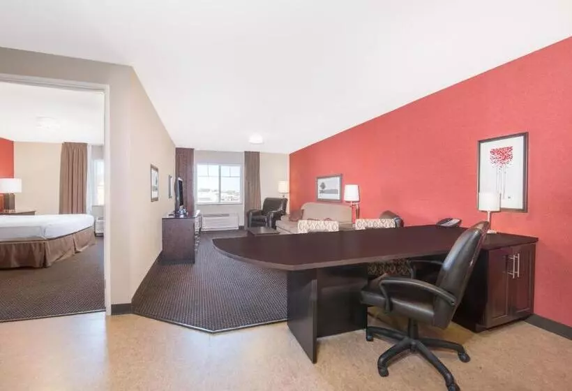 キングサイズベッドのスイートルーム, Hawthorn Suites By Wyndham Williston