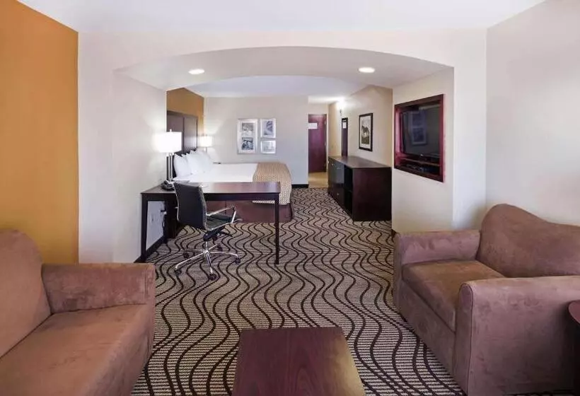 キングサイズベッドのエクゼクティブルーム, La Quinta Inn & Suites By Wyndham Floresville