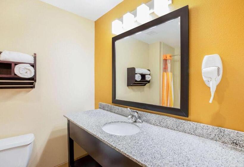 キングサイズベッドのデラックスルーム, La Quinta Inn & Suites By Wyndham Floresville