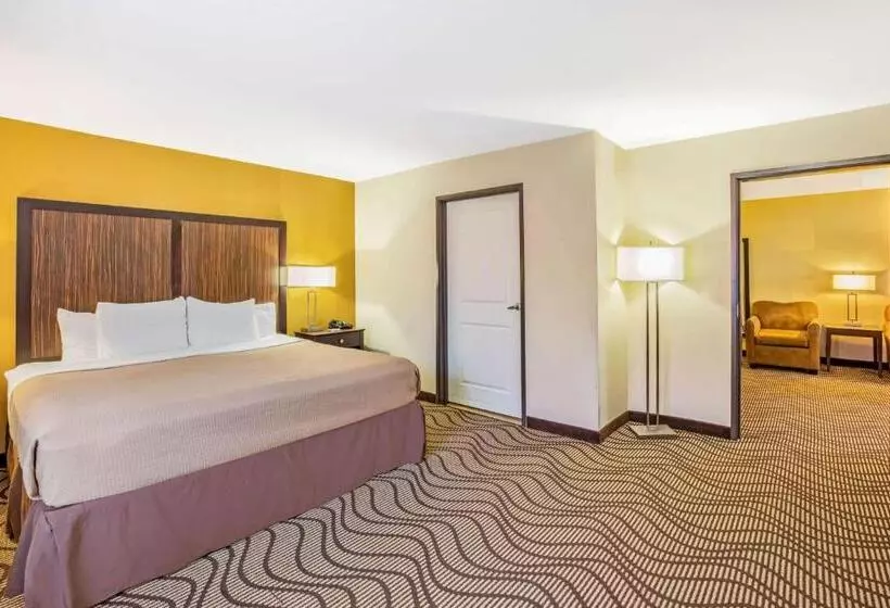 キングサイズベッドのスイートルーム, La Quinta Inn & Suites By Wyndham Floresville