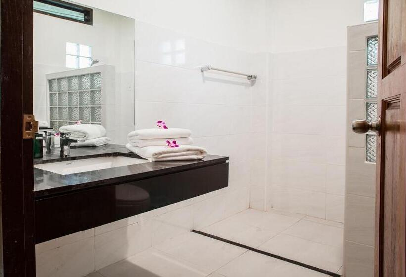 디럭스 룸, The Vatika Resort And Spa