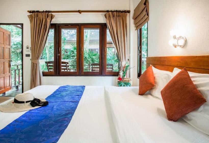 디럭스 룸, The Vatika Resort And Spa