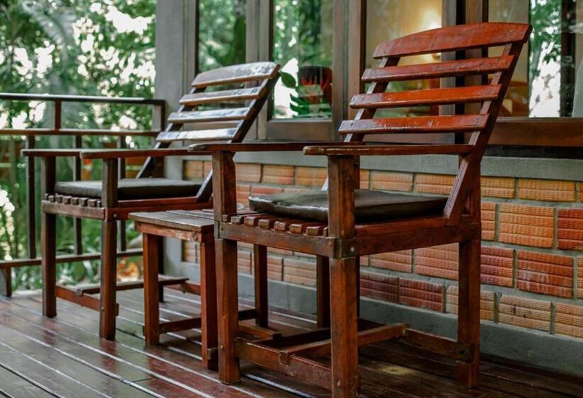 디럭스 룸, The Vatika Resort And Spa