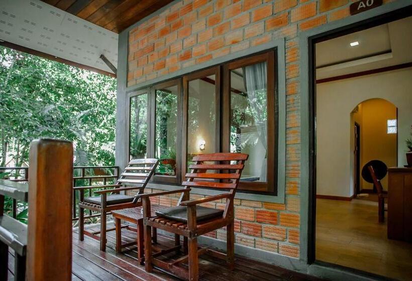 디럭스 룸, The Vatika Resort And Spa