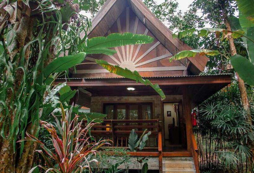 Трехместный Номер Стандарт Вид на Сад, The Vatika Resort And Spa