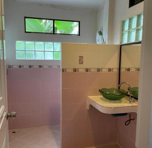 디럭스 룸, The Vatika Resort And Spa