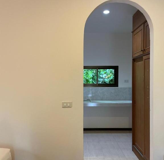 디럭스 룸, The Vatika Resort And Spa