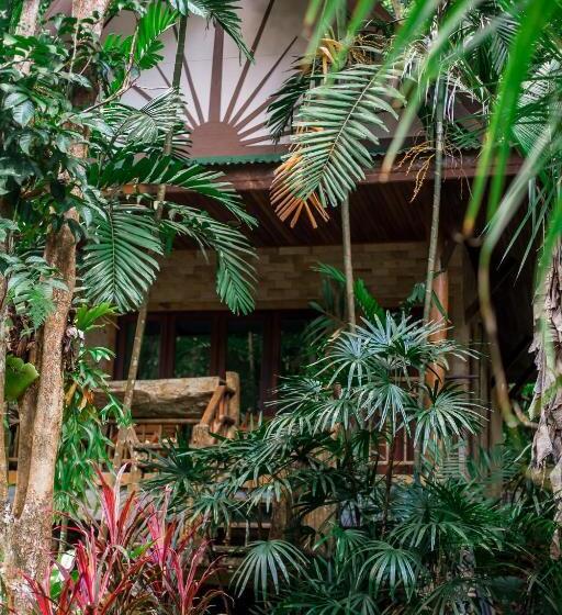 디럭스 룸, The Vatika Resort And Spa