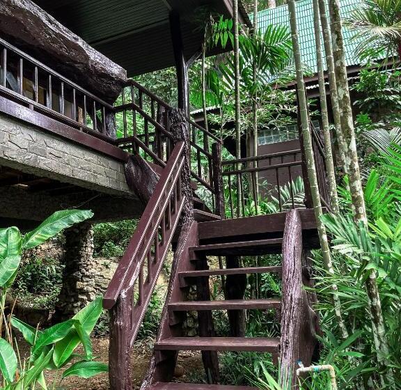 디럭스 룸, The Vatika Resort And Spa