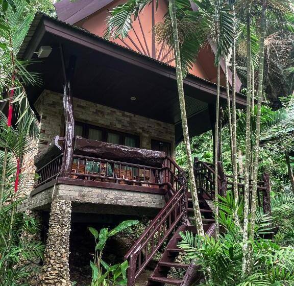 디럭스 룸, The Vatika Resort And Spa