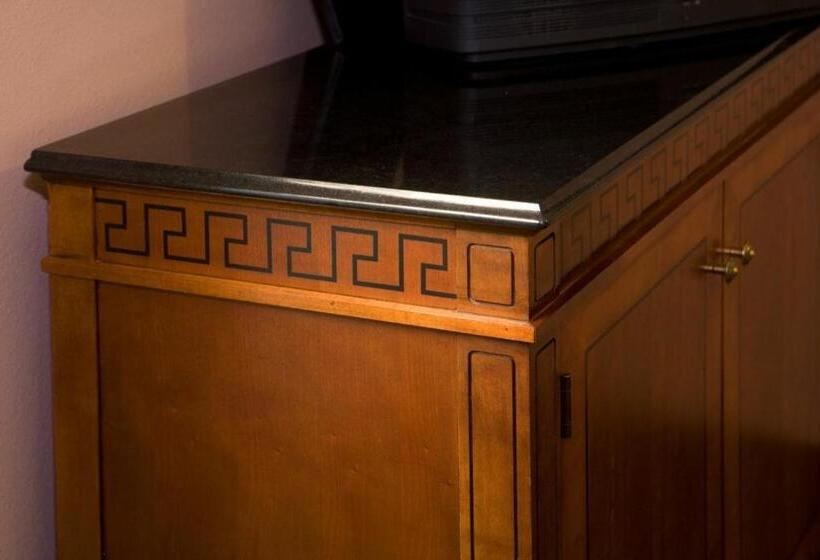 جناح جونيور, Brand Plaza