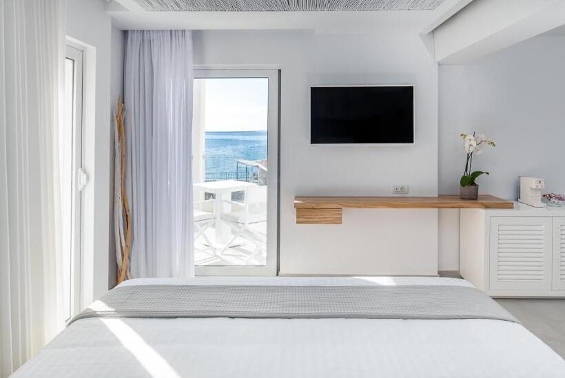 جناح جونيور مطلّ علي البحر, Kantouni Beach Boutique