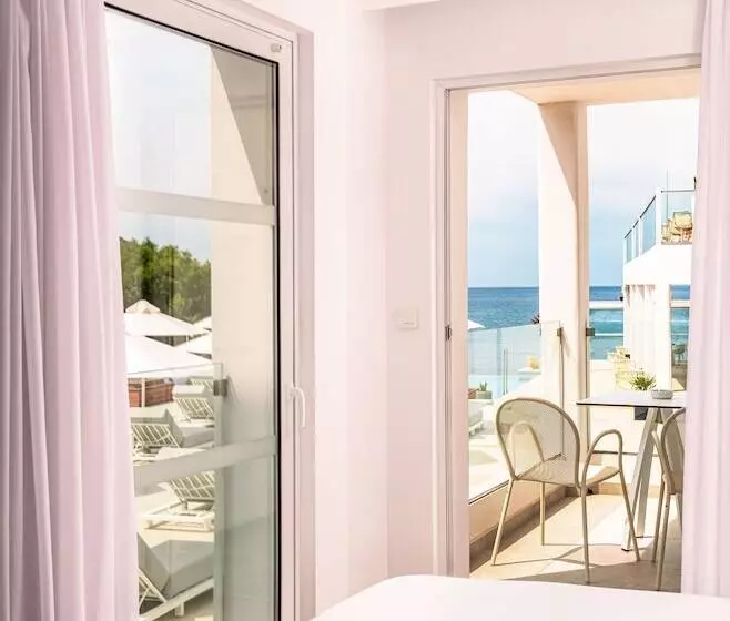 سوییت جونیور با چشم‌انداز دریا, Kantouni Beach Boutique
