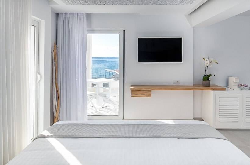 جناح جونيور مطلّ علي البحر, Kantouni Beach Boutique