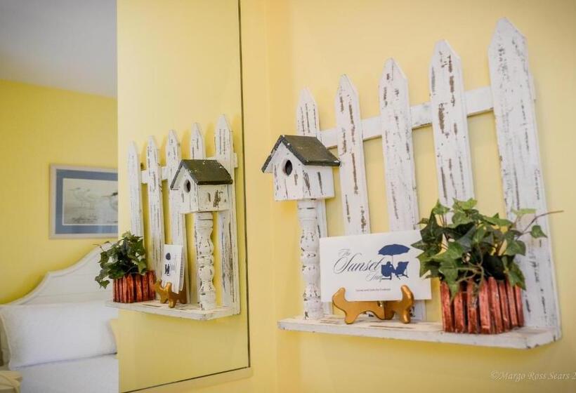 キングサイズベッドのスタンダードルーム, The Sunset Inn