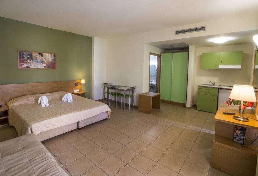 استودیو استاندارد با چشم‌انداز باغ, Athina Beach Hotel