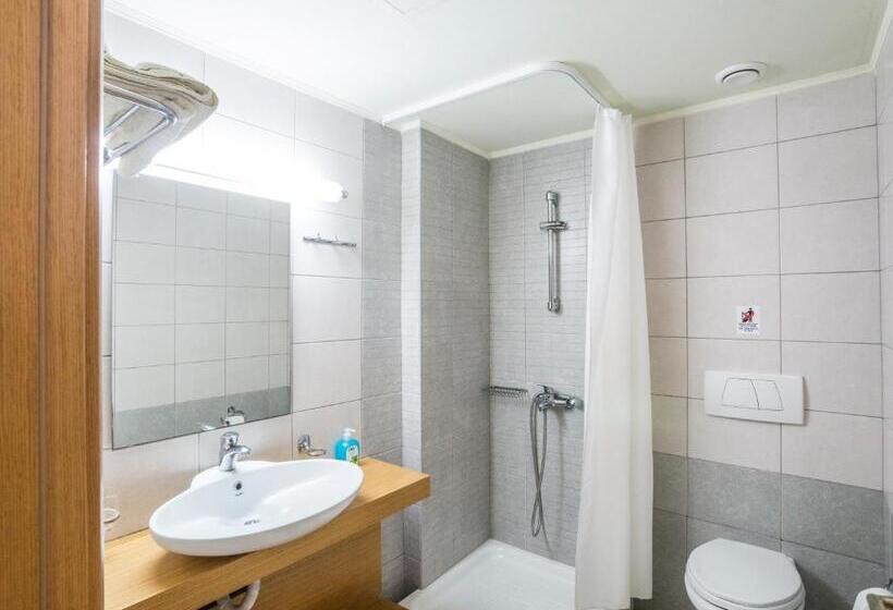 استودیو استاندارد با چشم‌انداز باغ, Athina Beach Hotel