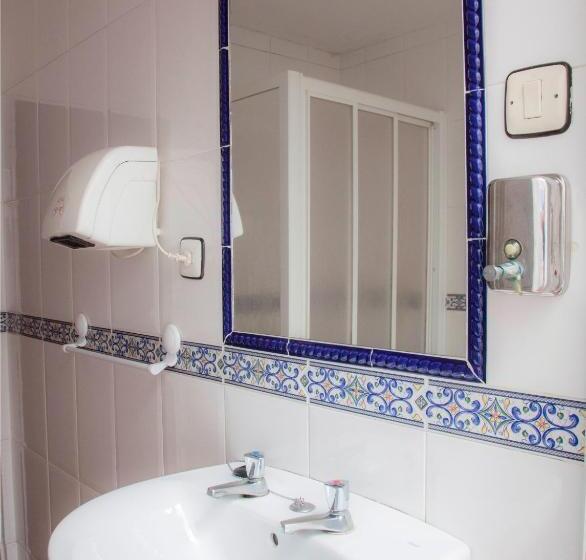 Quarto Estandar Individual Banheiro Compartilhado, Hostal Paris