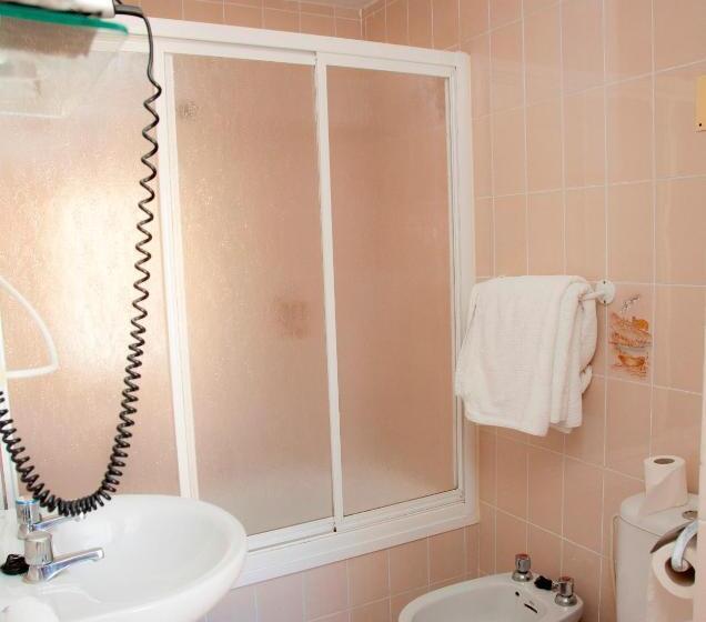 Quarto Triplo Estandar, Hostal Paris