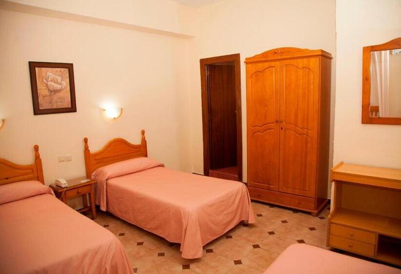 Quarto Triplo Estandar, Hostal Paris