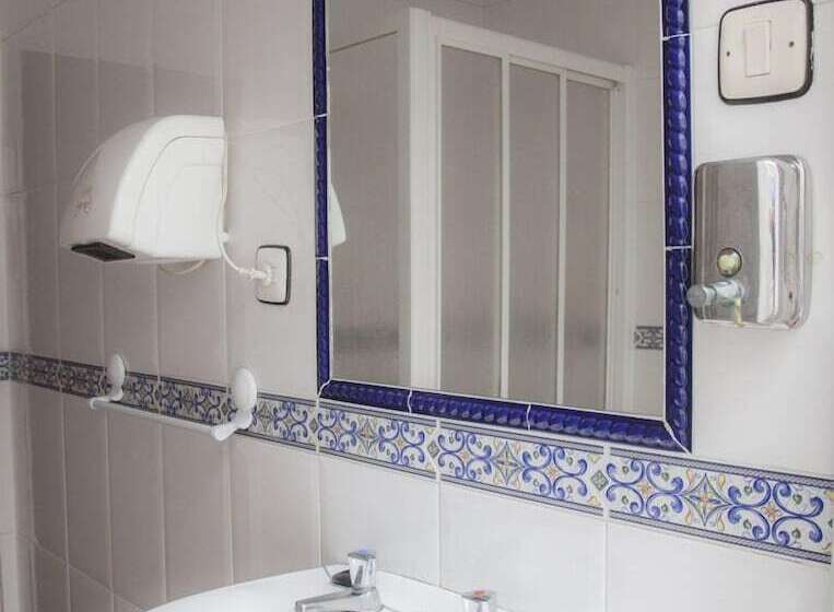 Standard Yhden Hengen Huone Jaettu Kylpyhuone, Hostal Paris