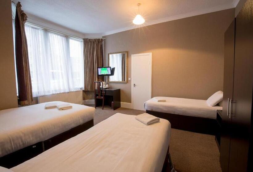 חדר סטנדרט לשלושה, Banks