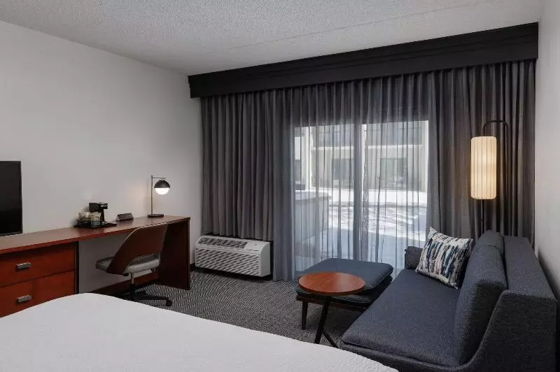 キングサイズベッドのスタンダードルーム, Courtyard By Marriott Denver Central Park