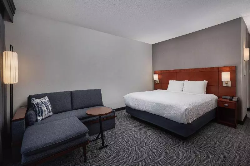 キングサイズベッドのスタンダードルーム, Courtyard By Marriott Denver Central Park