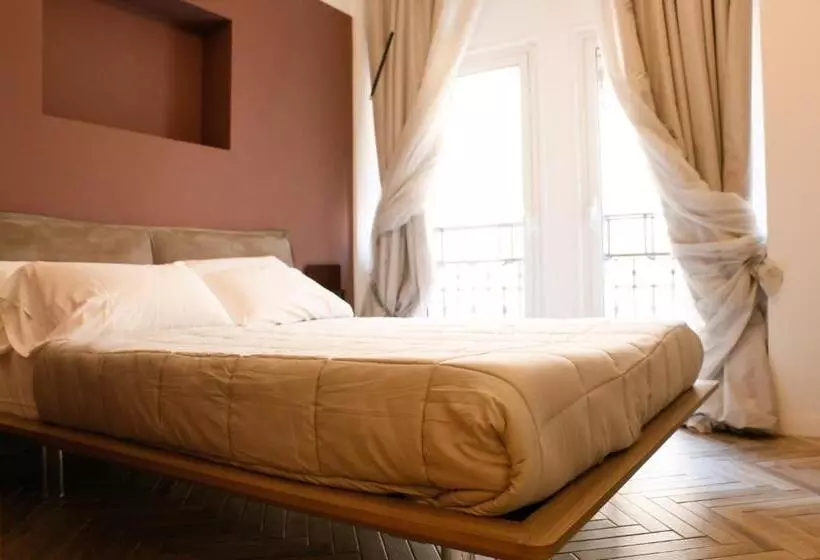 اتاق لوکس با چشم‌انداز شهر, Florea Palace
