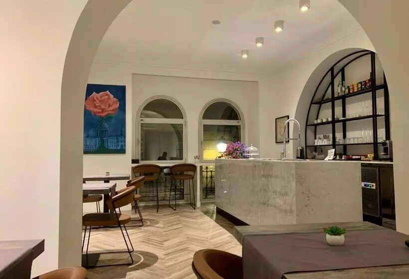 اتاق لوکس با چشم‌انداز شهر, Florea Palace