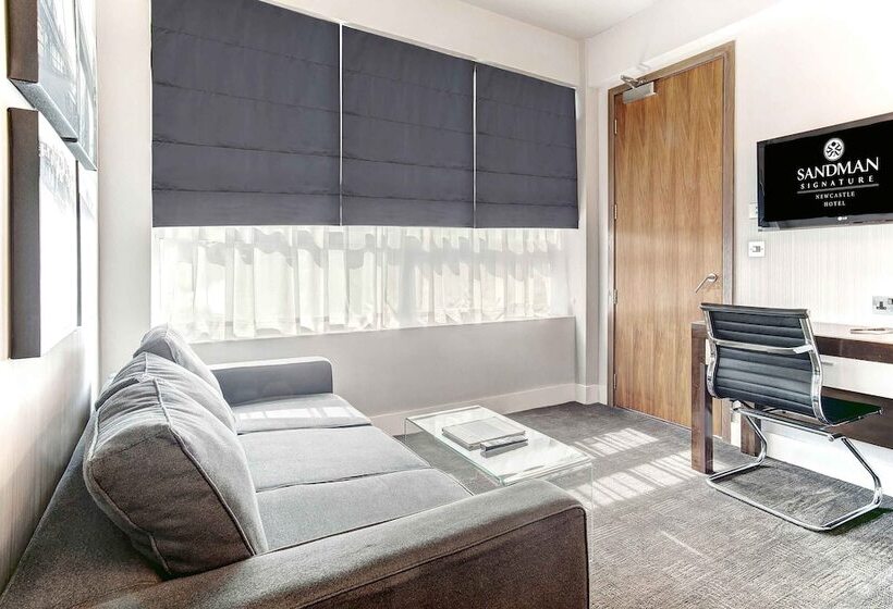 جناح جونيور, Sandman Signature Newcastle