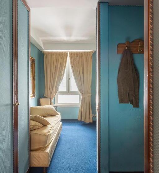 חדר סטנדרט לשלושה, Scalinata Di Spagna