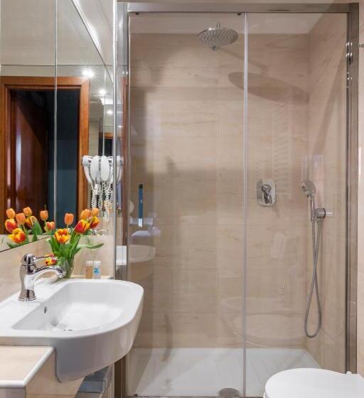 חדר סטנדרט לשלושה, Scalinata Di Spagna