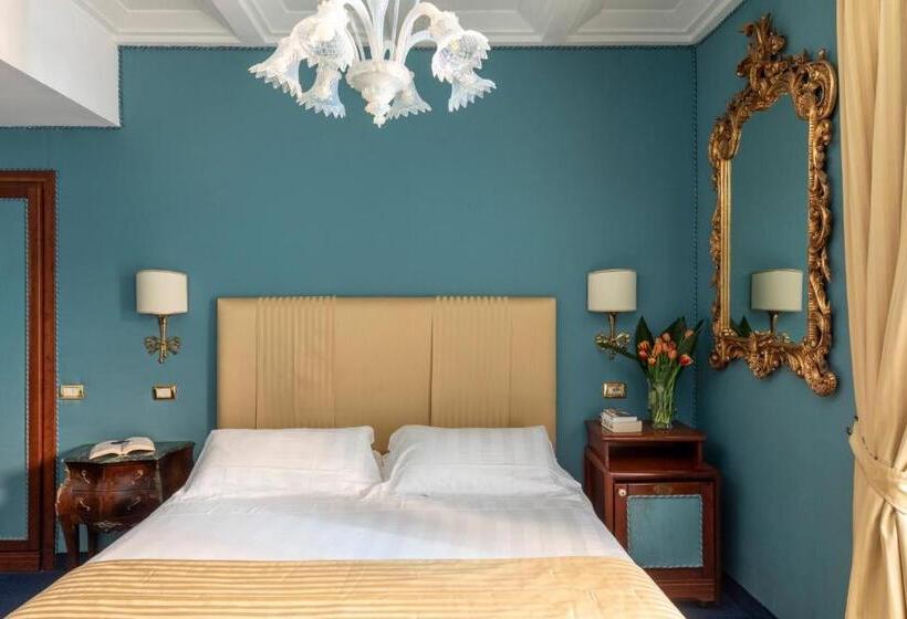 חדר סטנדרט לשלושה, Scalinata Di Spagna