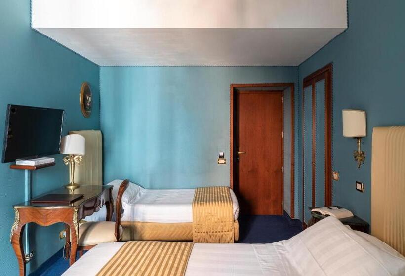 חדר סטנדרט לשלושה, Scalinata Di Spagna