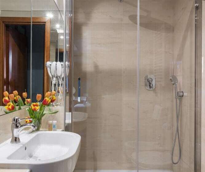 חדר סטנדרט לשלושה, Scalinata Di Spagna