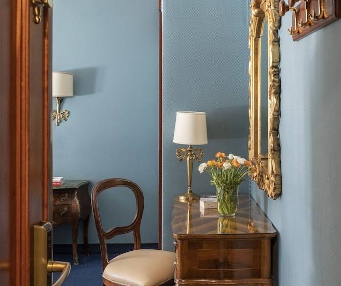 חדר סטנדרט לשלושה, Scalinata Di Spagna