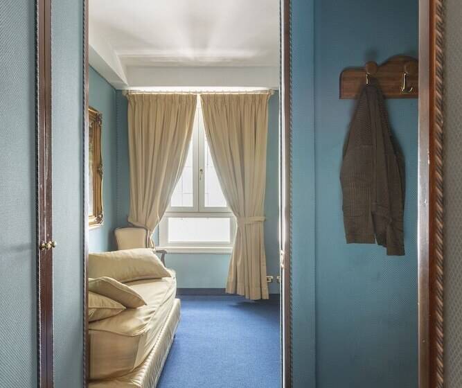 חדר סטנדרט לשלושה, Scalinata Di Spagna