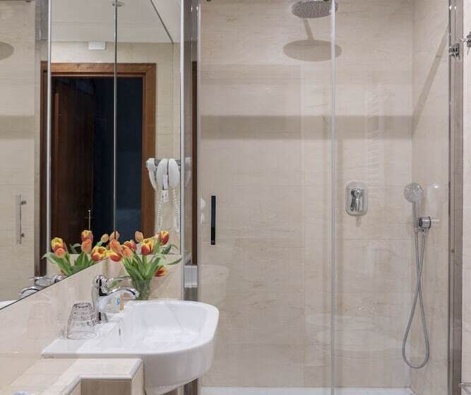 חדר סטנדרט לארבעה, Scalinata Di Spagna