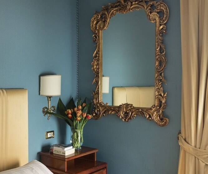 חדר סטנדרט לשלושה, Scalinata Di Spagna