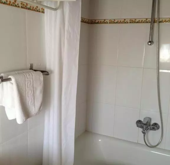 اتاق استاندارد چهار تخته, Hosteria San Emeterio