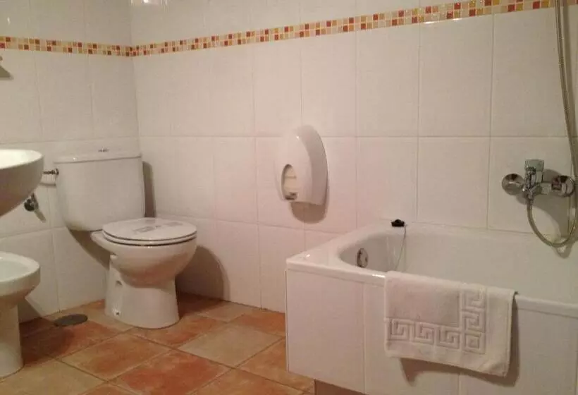 اتاق استاندارد چهار تخته, Hosteria San Emeterio