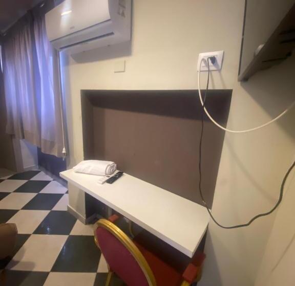 标准单人间, Business