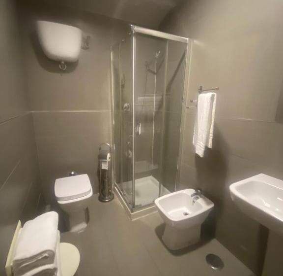 标准三人间, Business