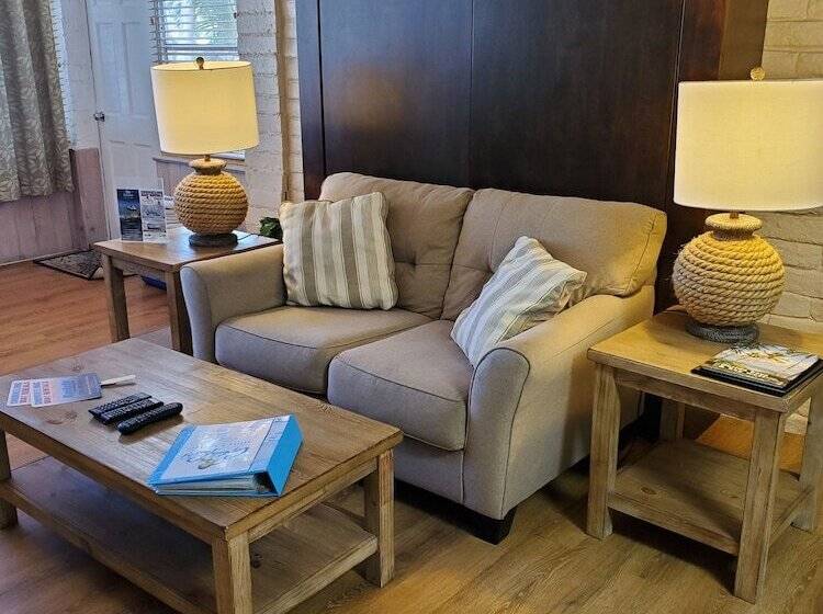 شقة غرفة واحدة, Captain Pip's Marina & Hideaway